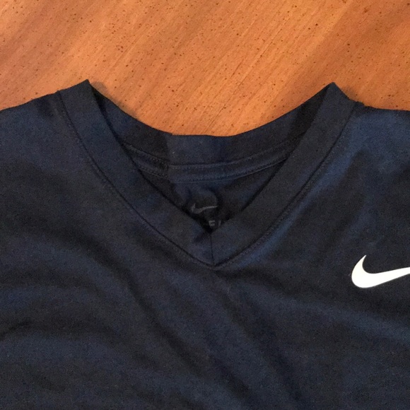 Nike Men’s Dri-Fit V-neck shirt - Picture 2 of 3